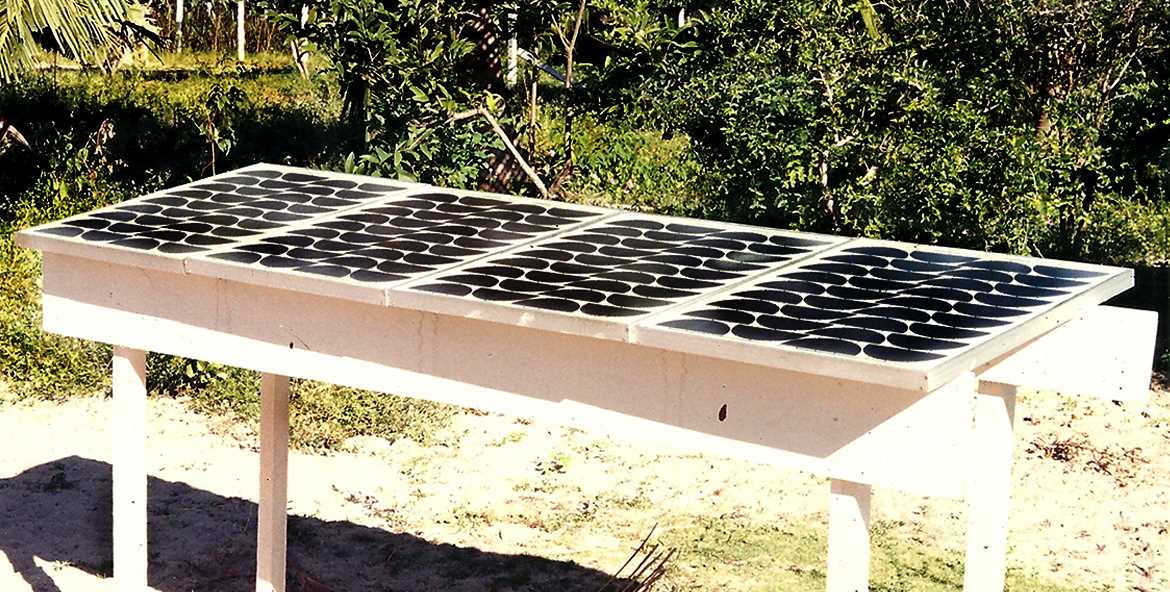 Quatro placas fotovoltaicas recebendo luz do solar