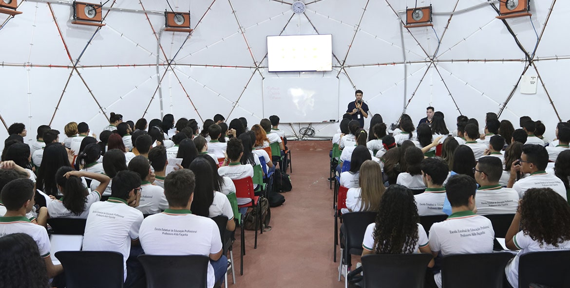 Alunos do curso de multimídia concentrados em uma palestra